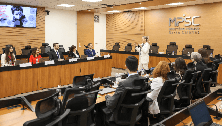 Imagem dos novos promotores de justiça em cerimônia de posse