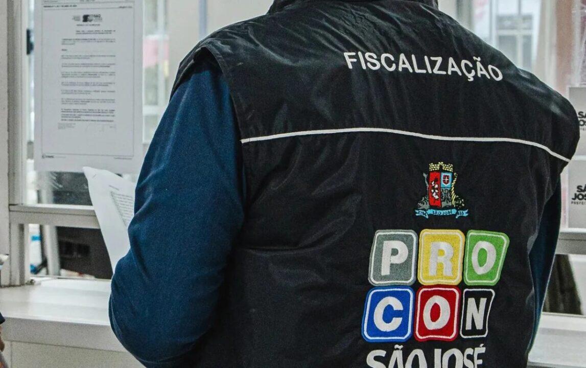 Ilustração de uma pessoa segurando uma lupa sobre um contrato de locação