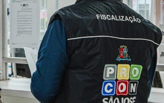 Ilustração de uma pessoa segurando uma lupa sobre um contrato de locação