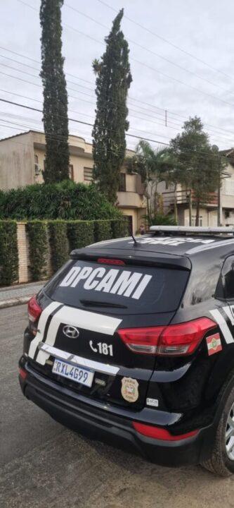 Casal sendo preso pela polícia
