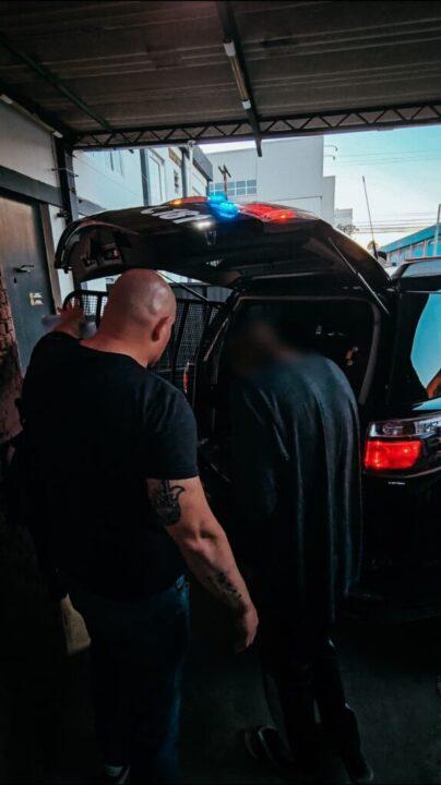 Homem sendo detido pela polícia
