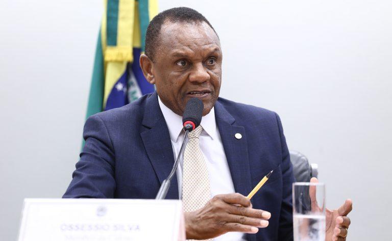 Profissional auxiliando pessoa com deficiência visual em deslocamento