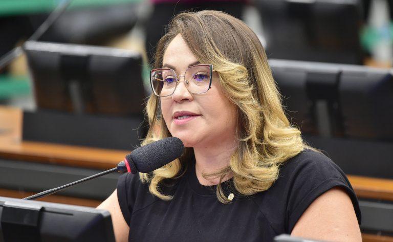 Profissionais de enfermagem aplicando vacina