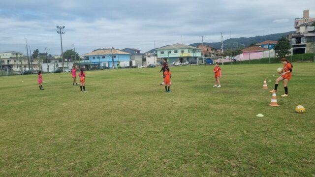 Atletas de futebol feminino em campo