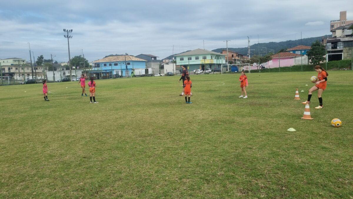 Atletas de futebol feminino em campo