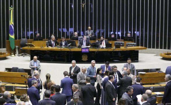 Debate na Câmara dos Deputados sobre aumento da pena para porte de arma de fogo de uso proibido