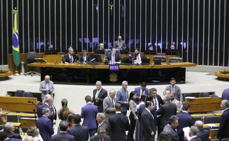 Debate na Câmara dos Deputados sobre aumento da pena para porte de arma de fogo de uso proibido