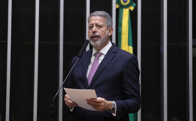 Ilustração de documento fiscal e calculadora