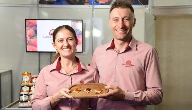 Casal empreendedor celebrando o Dia dos Namorados