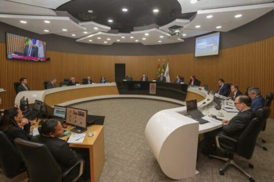 Imagem ilustrativa de documentos e gráficos financeiros