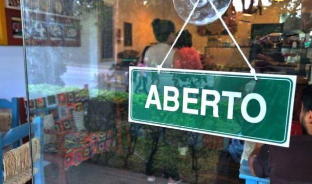 Empresários analisando documentos