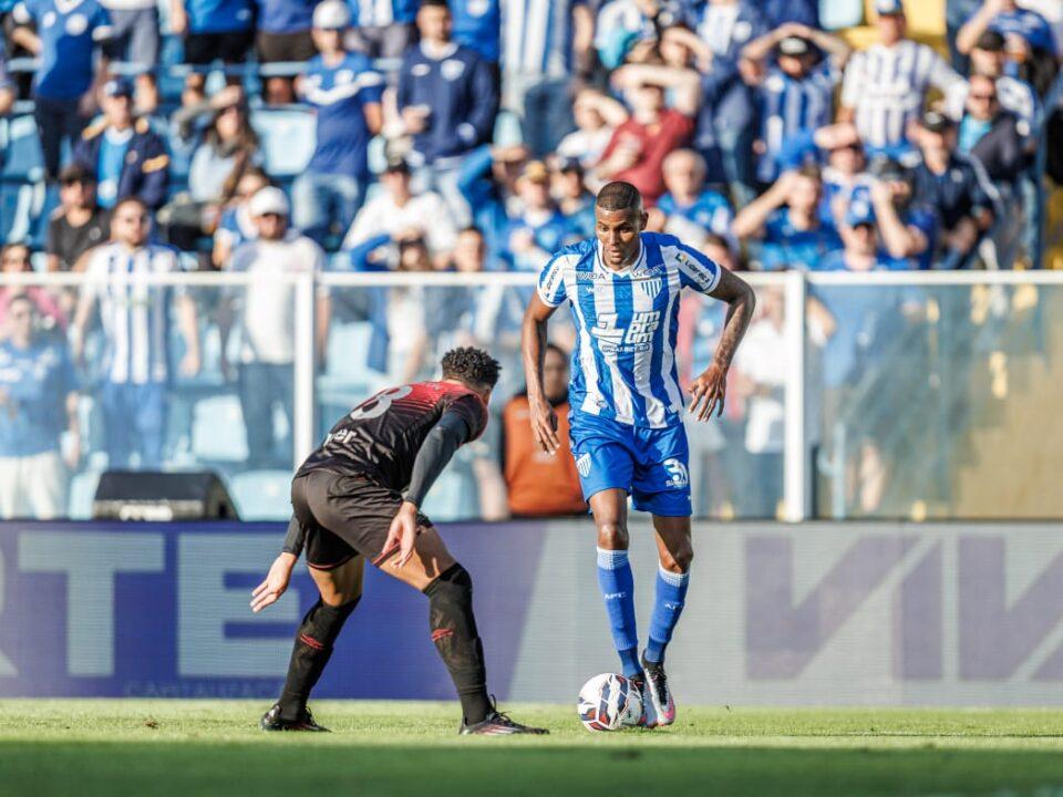 Imagem da partida entre Avaí e Athletico Paranaense