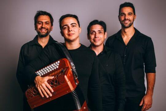 Roger Corrêa e sua banda no Teatro Álvaro de Carvalho