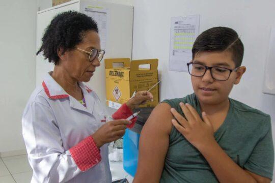 Adolescente recebendo vacina contra a dengue