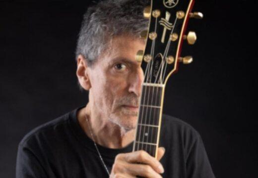 Vinícius Cantuária em performance musical no Jazzinn