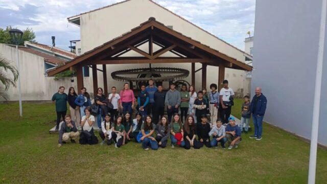 Alunos visitando o Museu Histórico Gilberto Gerlach em São José