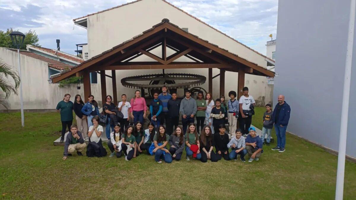 Alunos visitando o Museu Histórico Gilberto Gerlach em São José