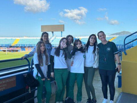 Alunos explorando a Ressacada durante o projeto Paz e Harmonia no Futebol