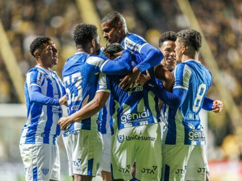 Jogadores comemorando gol da vitória do Avaí sobre o Criciúma
