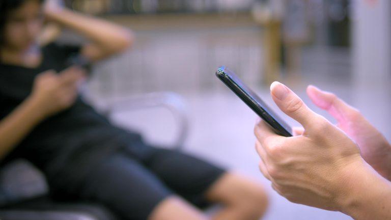 Crianças e adolescentes conectados à internet