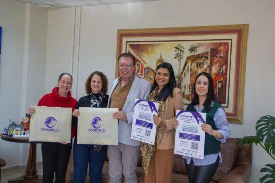 Mulheres debatendo igualdade de gênero e direitos em conferência