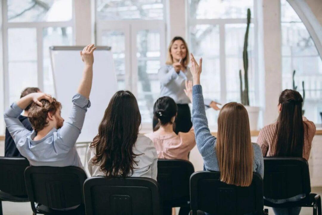 Mulheres debatendo em conferência