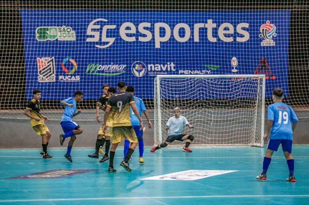 Equipe de jogadores de futsal comemorando gol