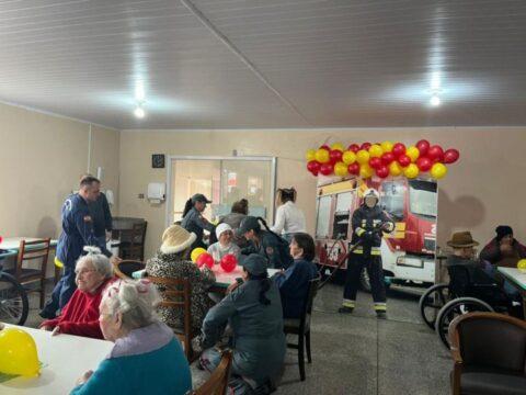 Bombeiros interagindo com idosos em Mafra