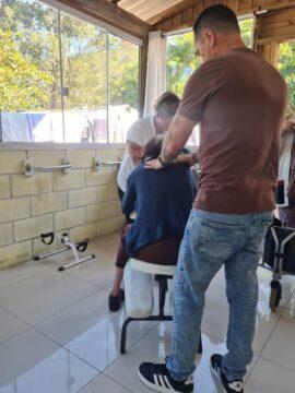 Idosos participando de atividades de saúde e bem-estar