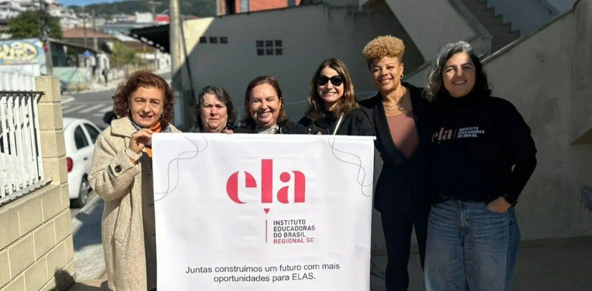 Mulheres participando da ação do Instituto Elas no Jardim Solemar