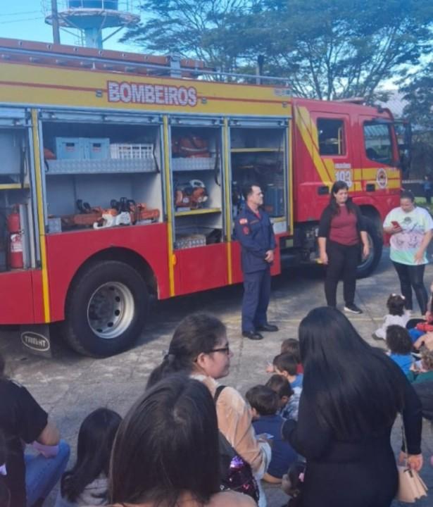 Crianças interagem com bombeiros durante ação educativa