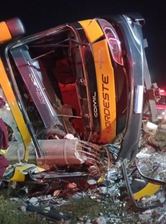 Ônibus acidentado na BR-101 em Imbituba