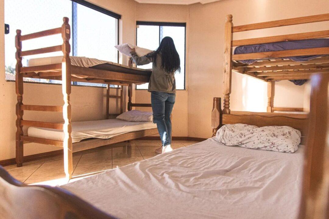 Pessoas recebendo abrigo e apoio durante período de frio intenso