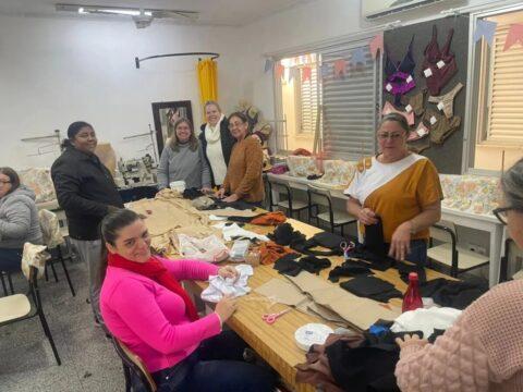 Alunas da Escola Profissional de Forquilhinha confeccionando agasalhos