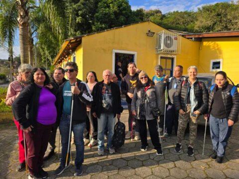 Alunos da Associação Catarinense para Integração do Cego participam de vivência na cerâmica tradicional açoriana na Escola de Oleiros Joaquim Antônio de Medeiros em São José