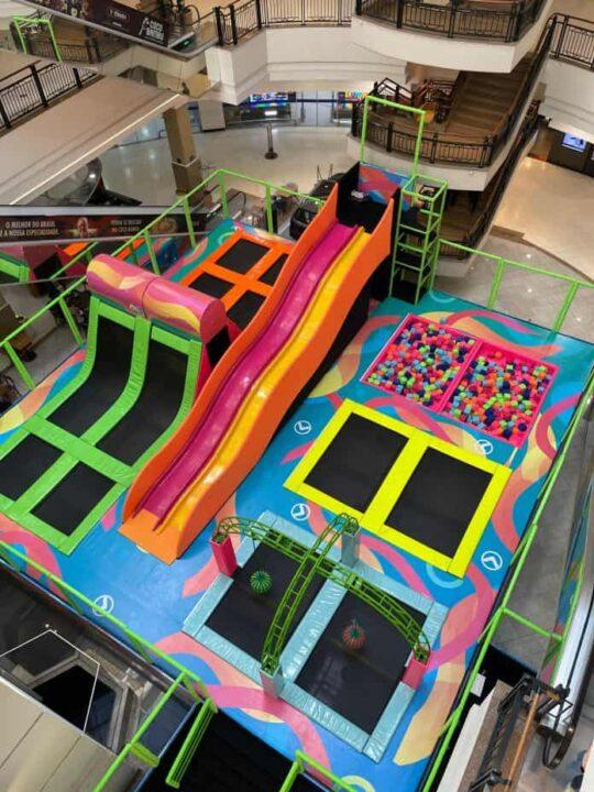 Camas elásticas e tobogãs gigantes da Arena Trampolim no Villa Romana Shopping