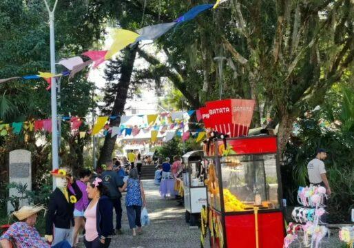 Evento cultural com música, dança e feira de artesanato