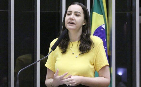 Estudantes universitários recebendo assistência estudantil