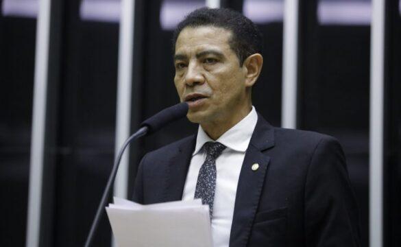 Criança com malformação congênita recebendo atendimento médico