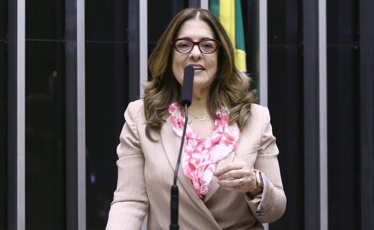 Atendimento domiciliar a idosos por cuidadores e equipes de Saúde da Família