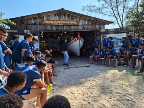 Atletas do Avaí FC vivenciando a cultura açoriana no Rancho da Tainha em Florianópolis