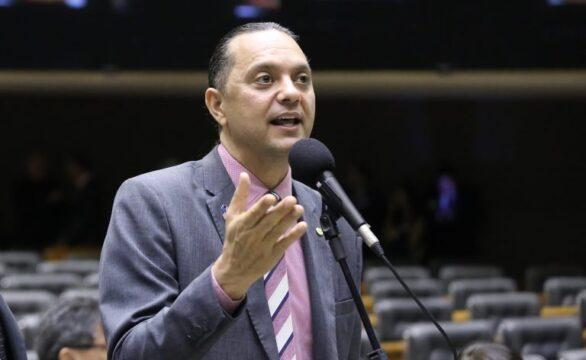 Imagem ilustrativa de cuidador familiar recebendo auxílio financeiro