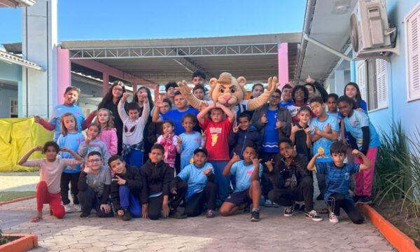 Imagem da doação à Associação João Paulo II pela Avaí e Play For a Cause
