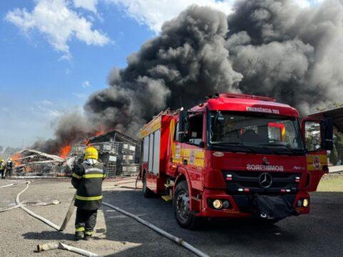 Bombeiros atuando no combate a incêndios em Santa Catarina