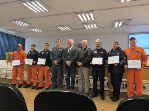 Equipe realizando resgate em Guarda do Cubatão, Palhoça (SC)