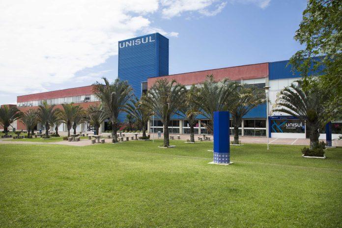 Estudantes acima de 50 anos estudando
