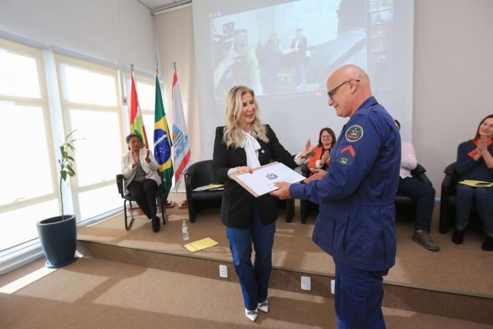 Bombeiro militar Luiz Curbani recebendo Moção de Aplauso