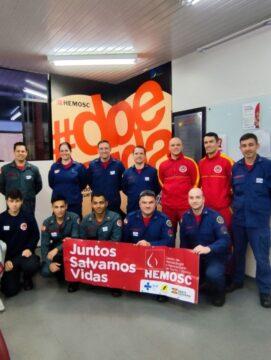 Bombeiros de Xanxerê participando da doação de sangue no HEMOSC de Chapecó