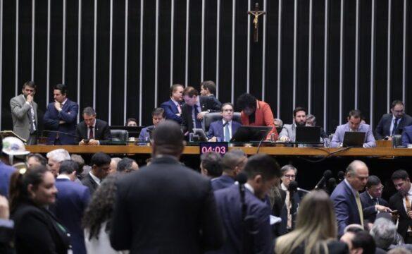Plenário da Câmara dos Deputados durante votação de benefícios tributários