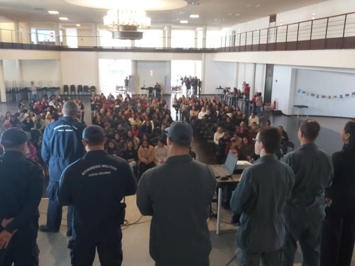 Profissionais da Educação em treinamento de primeiros socorros